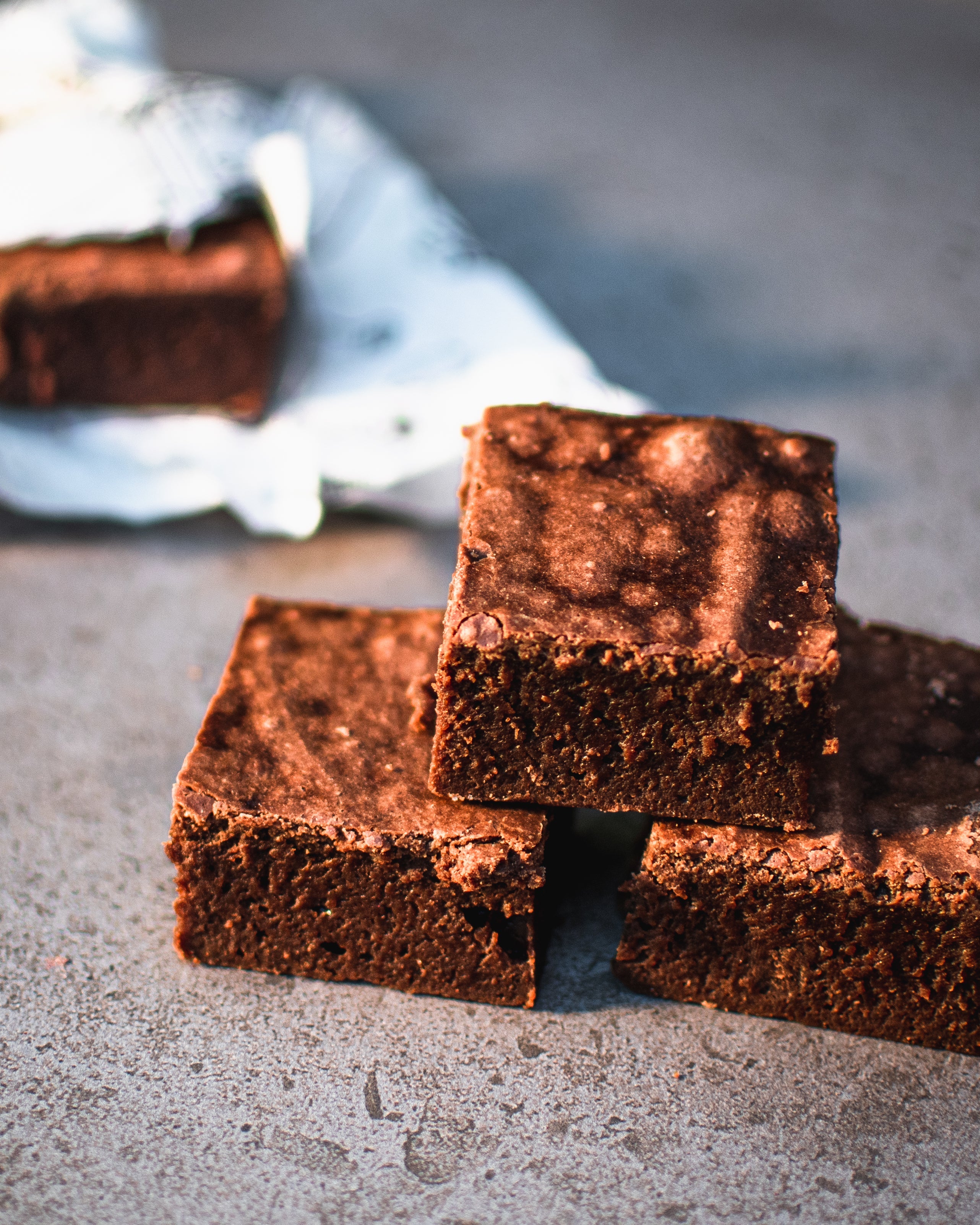 3 hausgemachte Fudgy Schokoladen Brownies von Wrapstars in einer Pyramide gestapelt - Wrapstars Catering