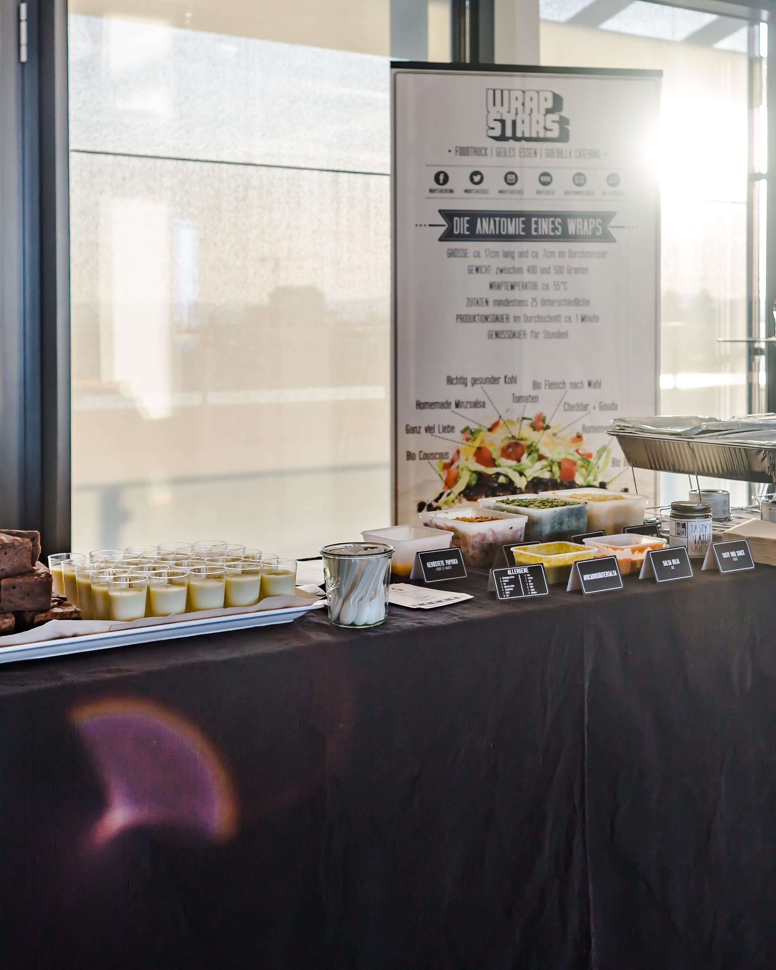 Taco Bar Aufbau von Wrapstars Catering mit Chafing Dishes, schön präsentiert inklusive Rollup und Branding.