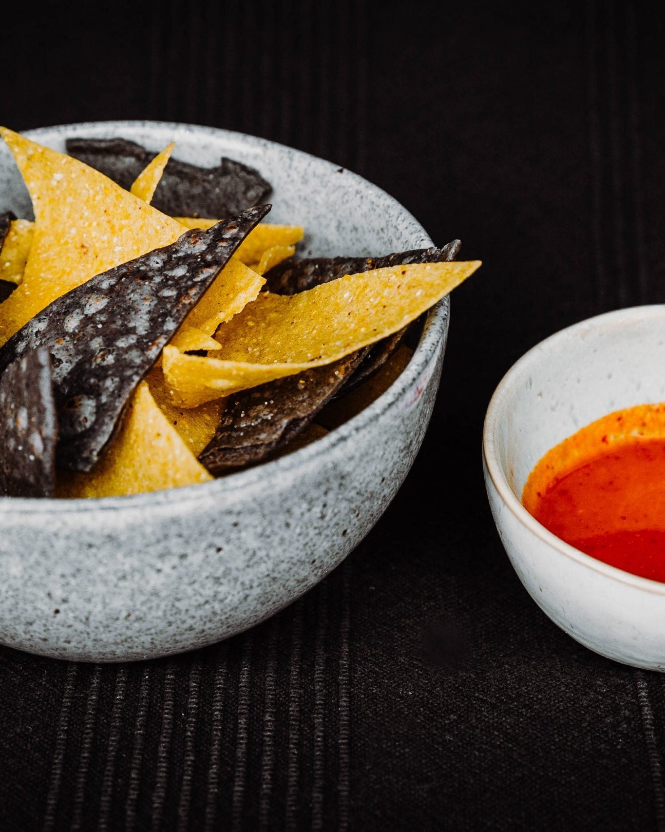 Hausgemachte Tortilla Chips von Wrapstars mit einer hausgemachten Salsa daneben in kleinen Schüsseln