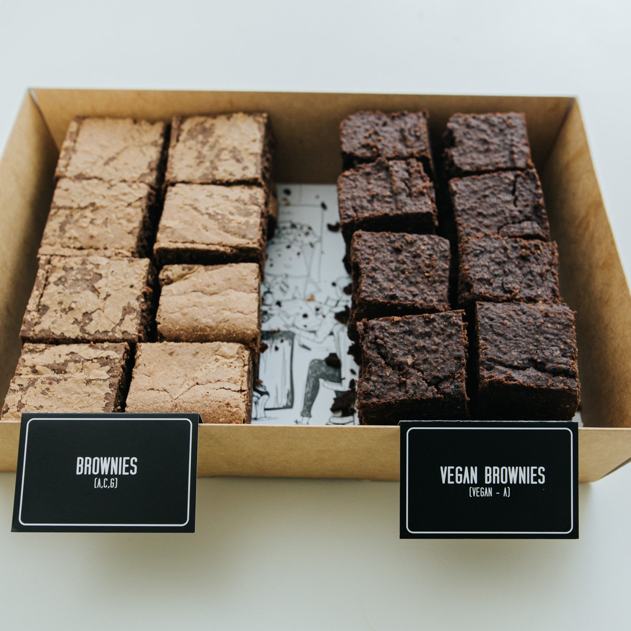 Nahaufnahme Brownie Bash Box mit veganen und Fudgy Schokoladen Brownies - Wrapstars Catering