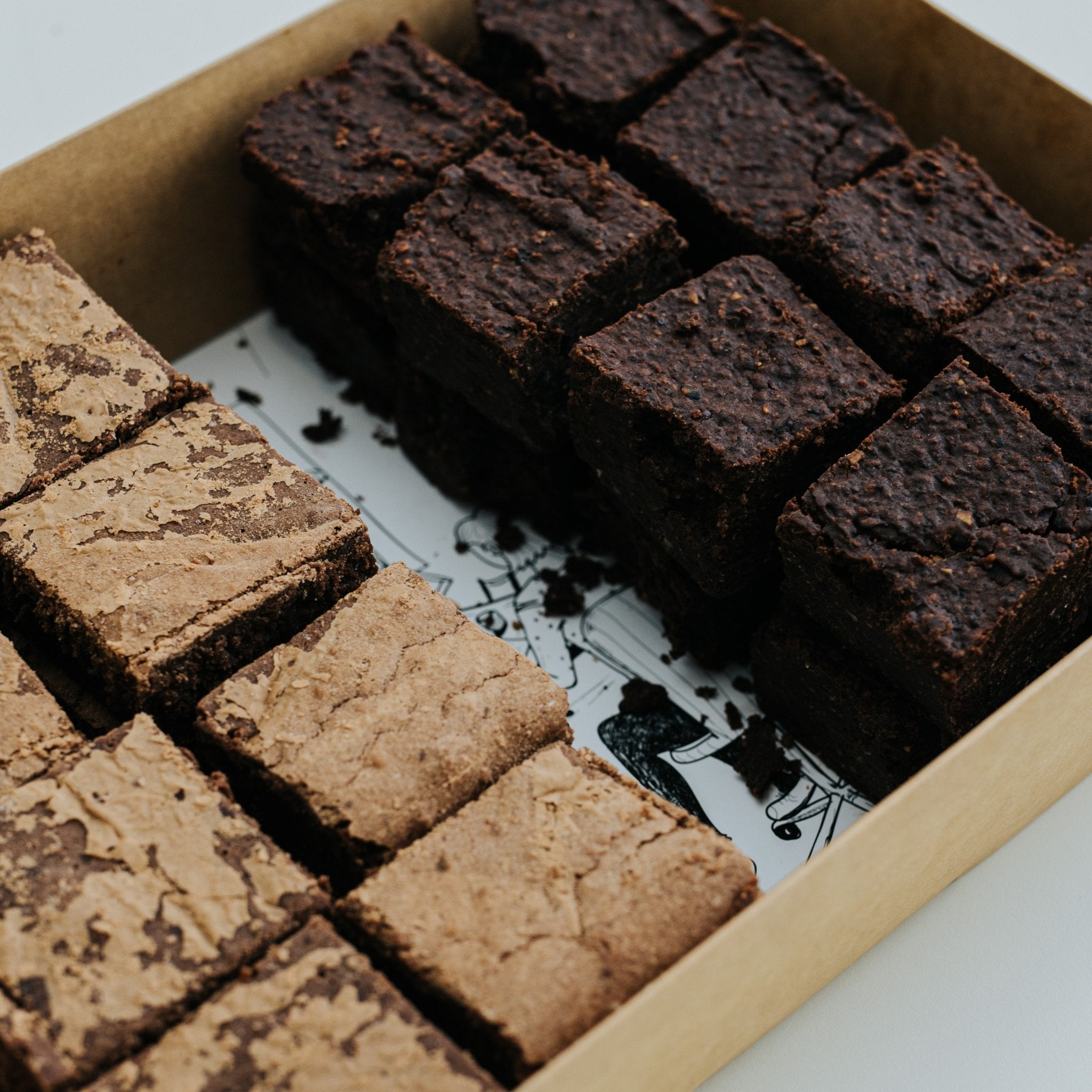Nahaufnahme Brownie Bash Box mit veganen und Fudgy Schokoladen Brownies - Wrapstars Catering