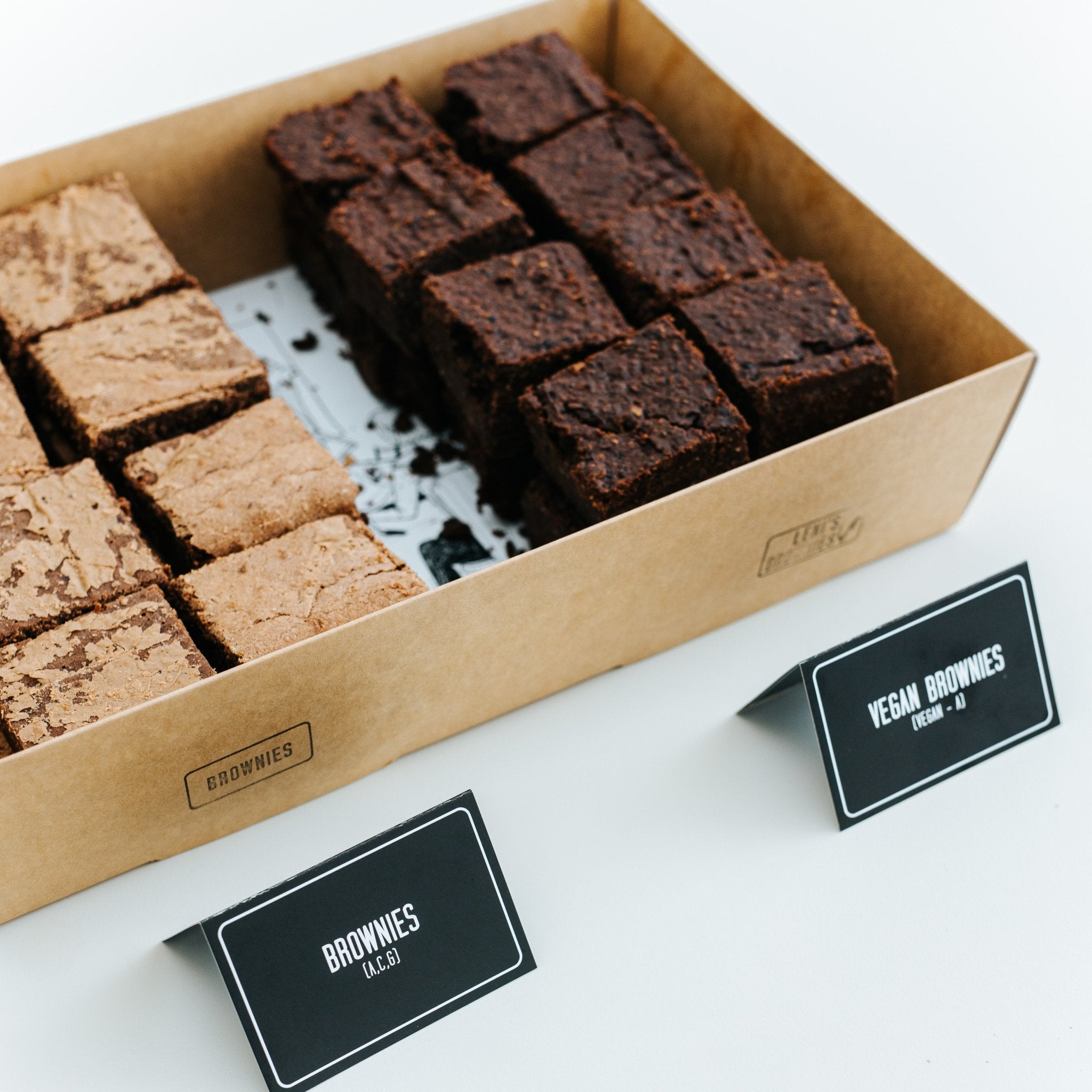 Nahaufnahme Brownie Bash Box mit veganen und Fudgy Schokoladen Brownies - Wrapstars Catering