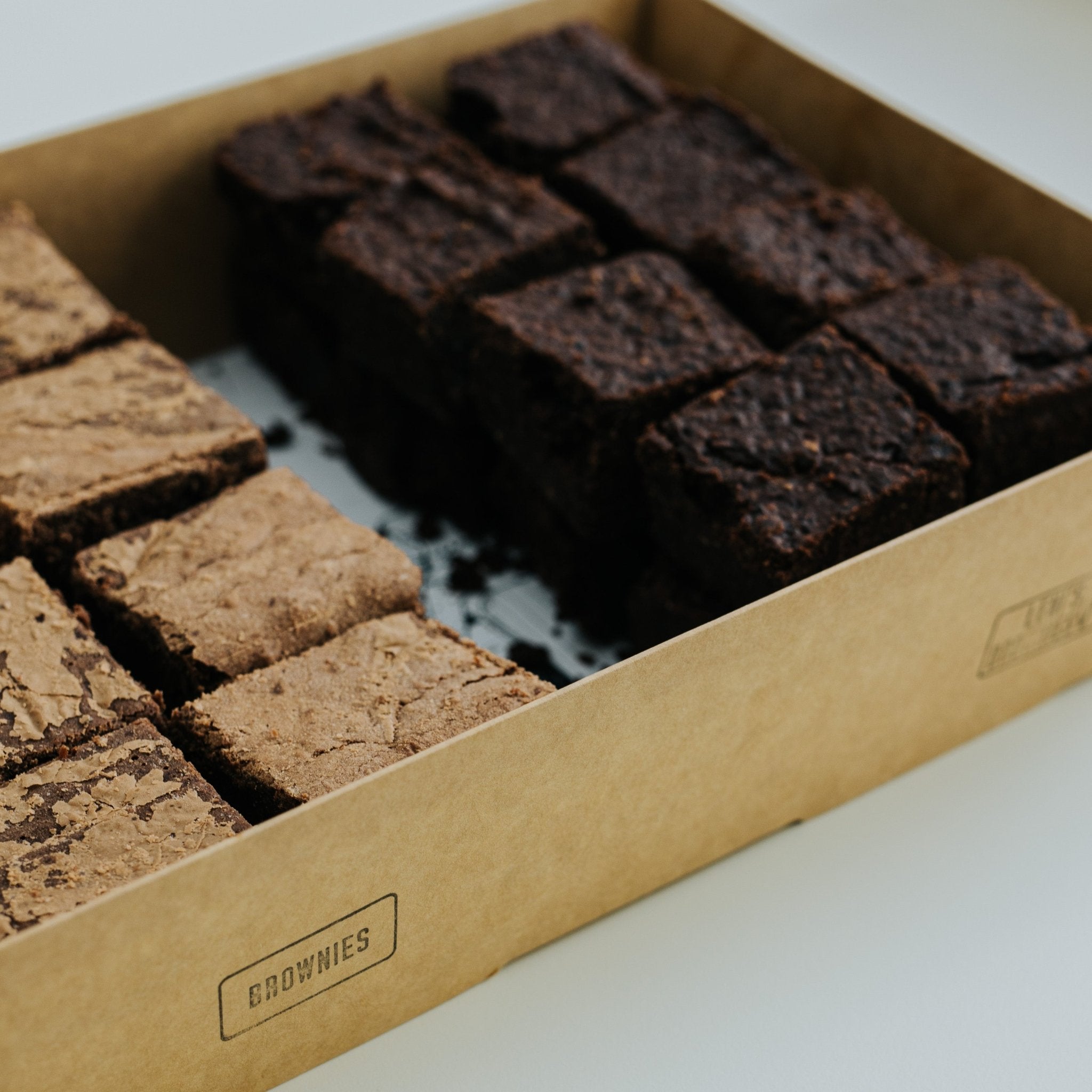 Nahaufnahme Brownie Bash Box mit veganen und Fudgy Schokoladen Brownies - Wrapstars Catering