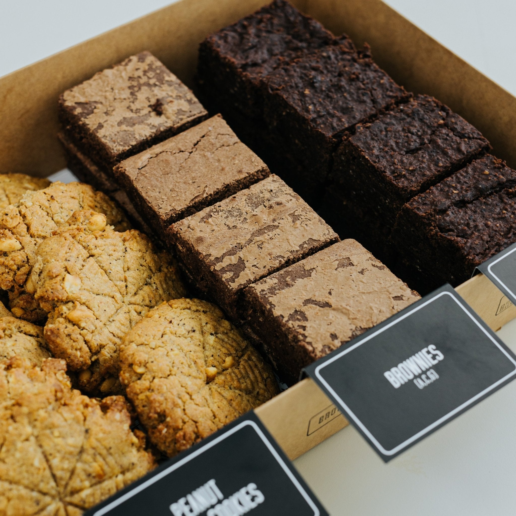 Dessert All Stars Box mit veganen und Fudgy Schokoladen Brownies, sowie Peanut Butter Cookies - Wrapstars Catering