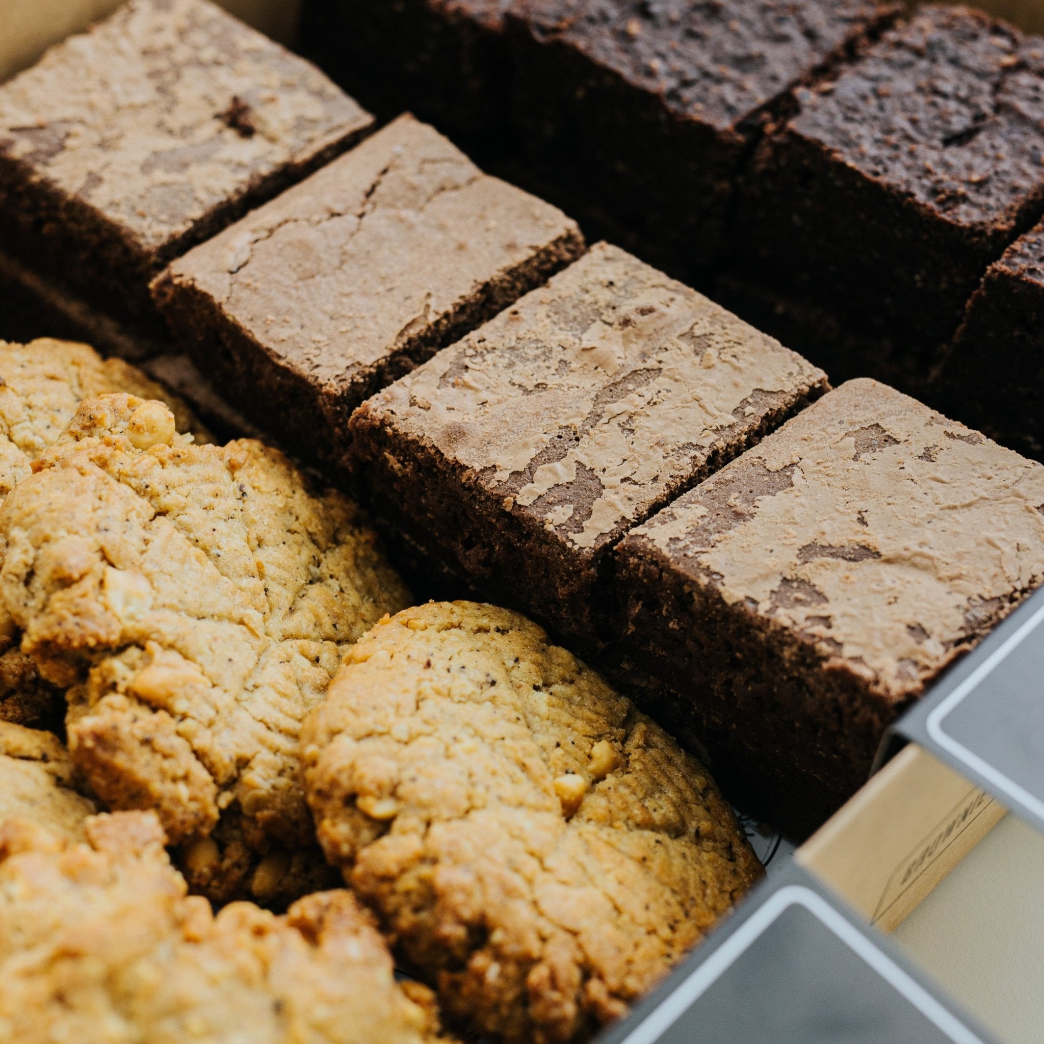 Dessert All Stars Box mit veganen und Fudgy Schokoladen Brownies, sowie Peanut Butter Cookies - Wrapstars Catering