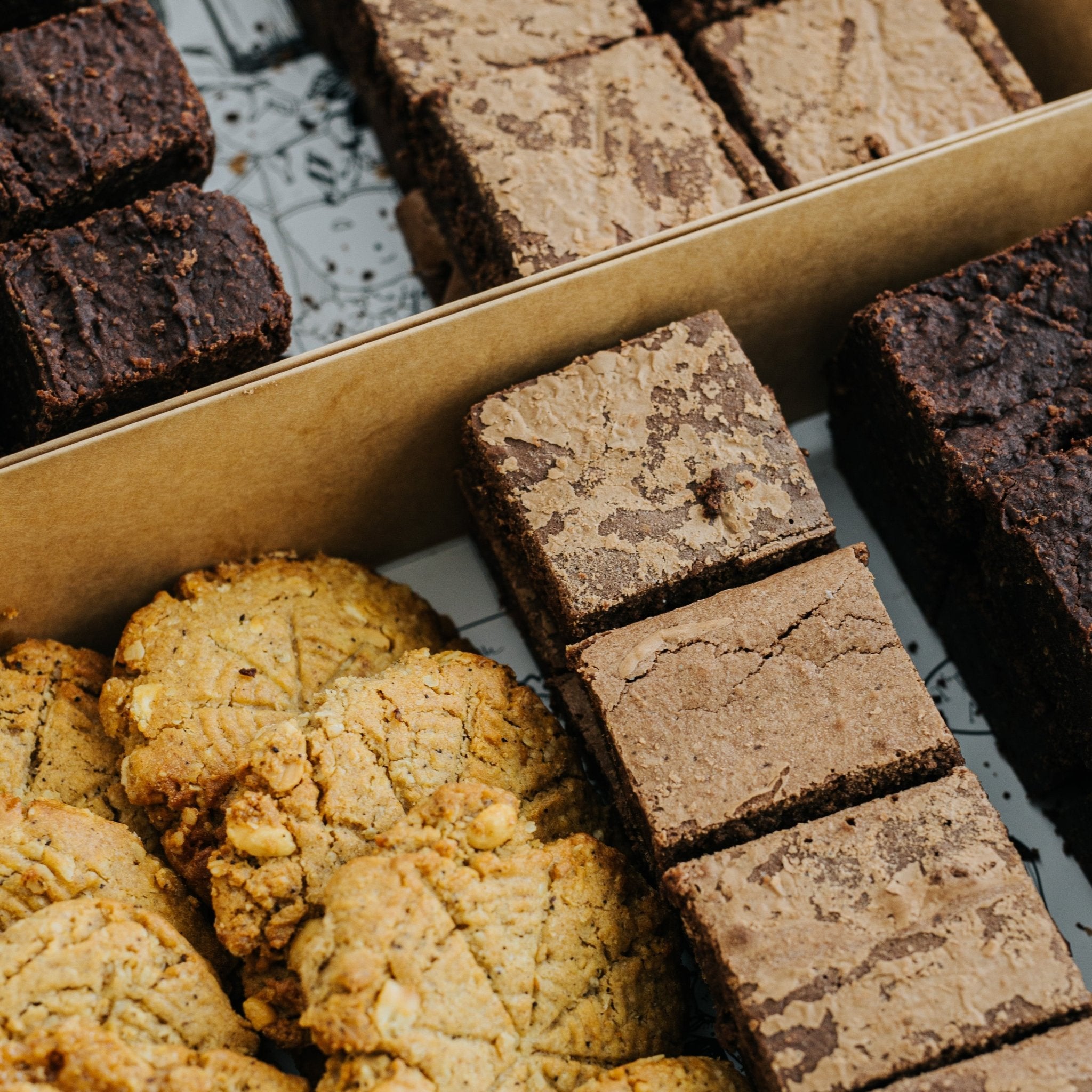 Dessert All Stars Box mit veganen und Fudgy Schokoladen Brownies, sowie Peanut Butter Cookies - Wrapstars Catering