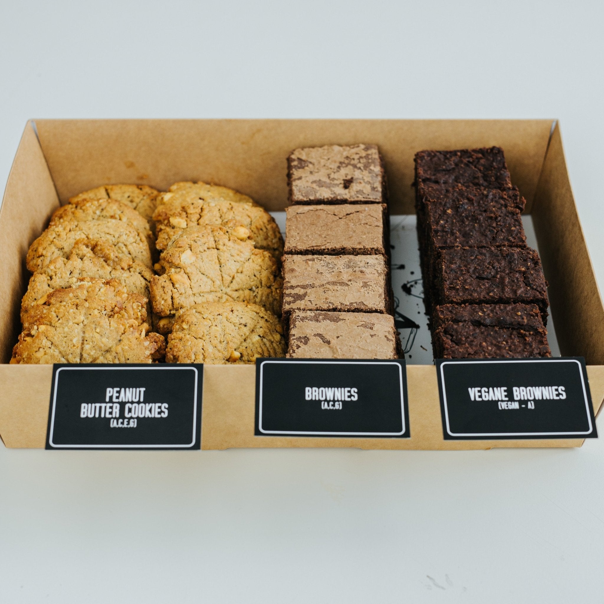 Dessert All Stars Box mit veganen und Fudgy Schokoladen Brownies, sowie Peanut Butter Cookies - Wrapstars Catering