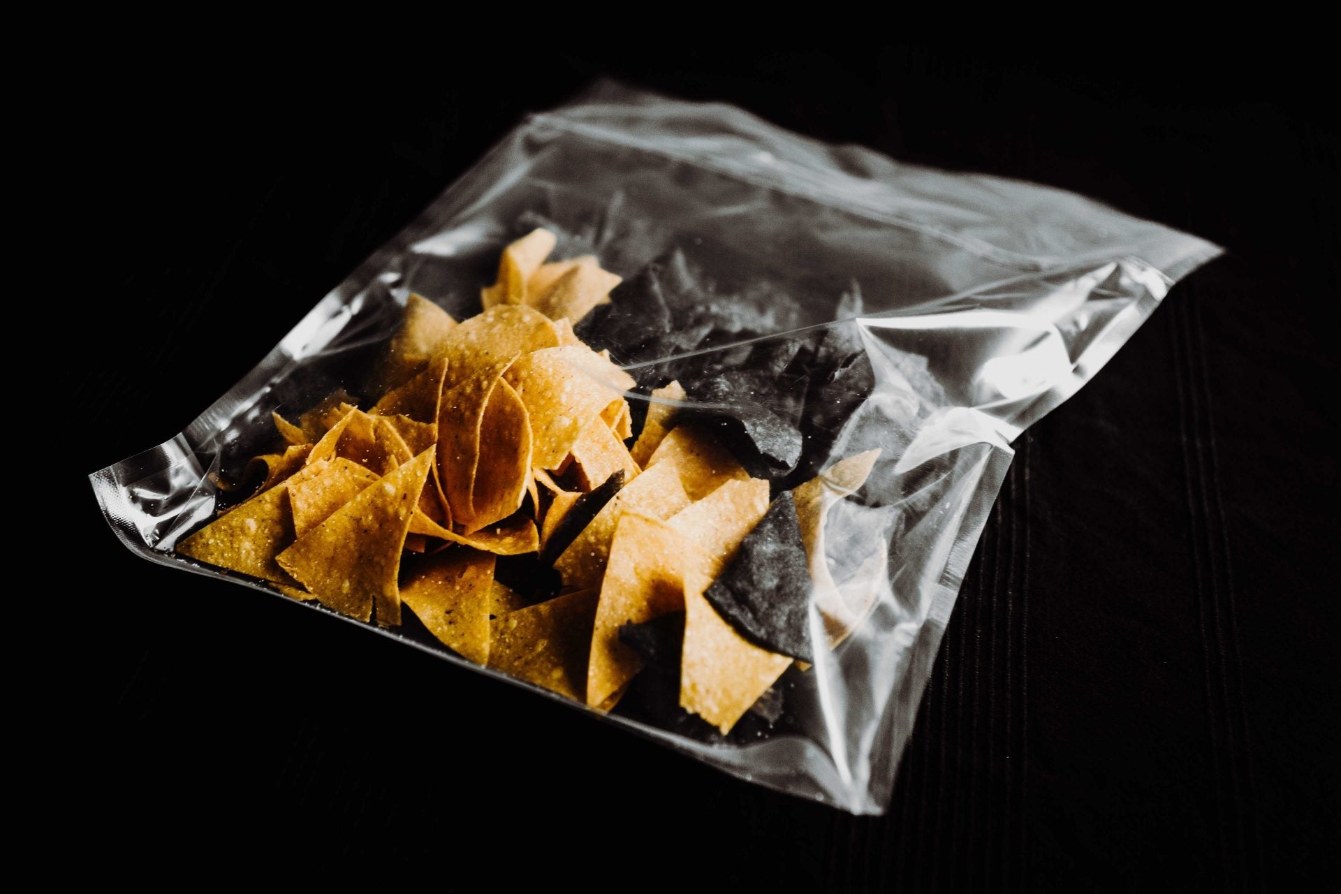 Schwarz - goldene Tortilla Chips mit Limettensalz - Wrapstars Catering