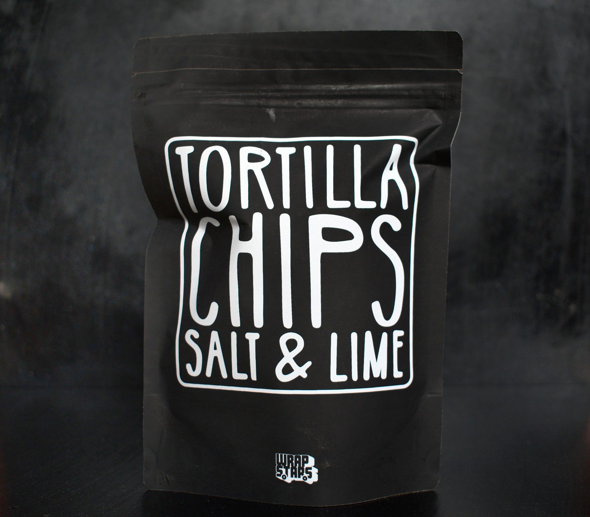 Schwarz - goldene Tortilla Chips mit Limettensalz - Wrapstars Catering