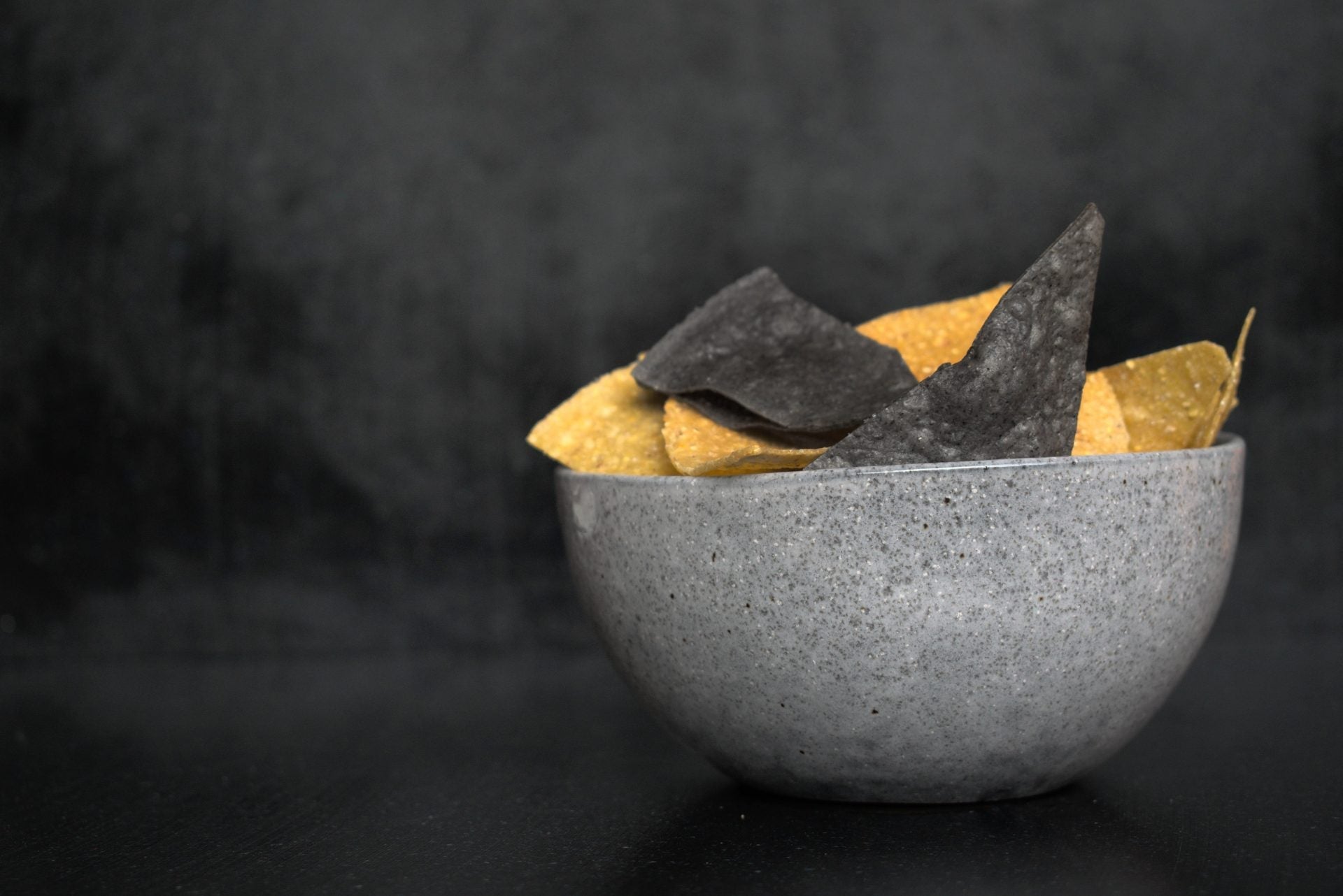 Schwarz - goldene Tortilla Chips mit Limettensalz - Wrapstars Catering
