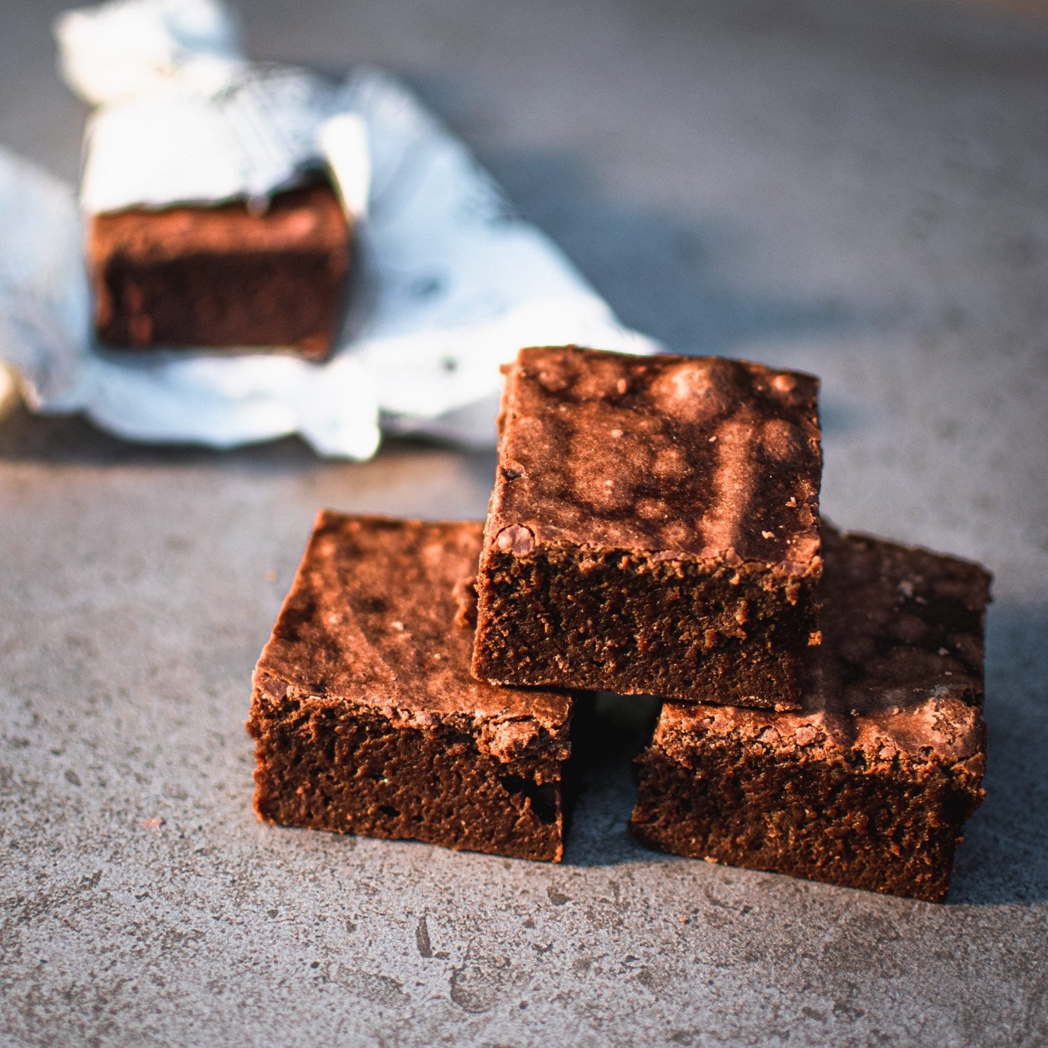 3 hausgemachte Fudgy Schokoladen Brownies von Wrapstars in einer Pyramide gestapelt - Wrapstars Catering