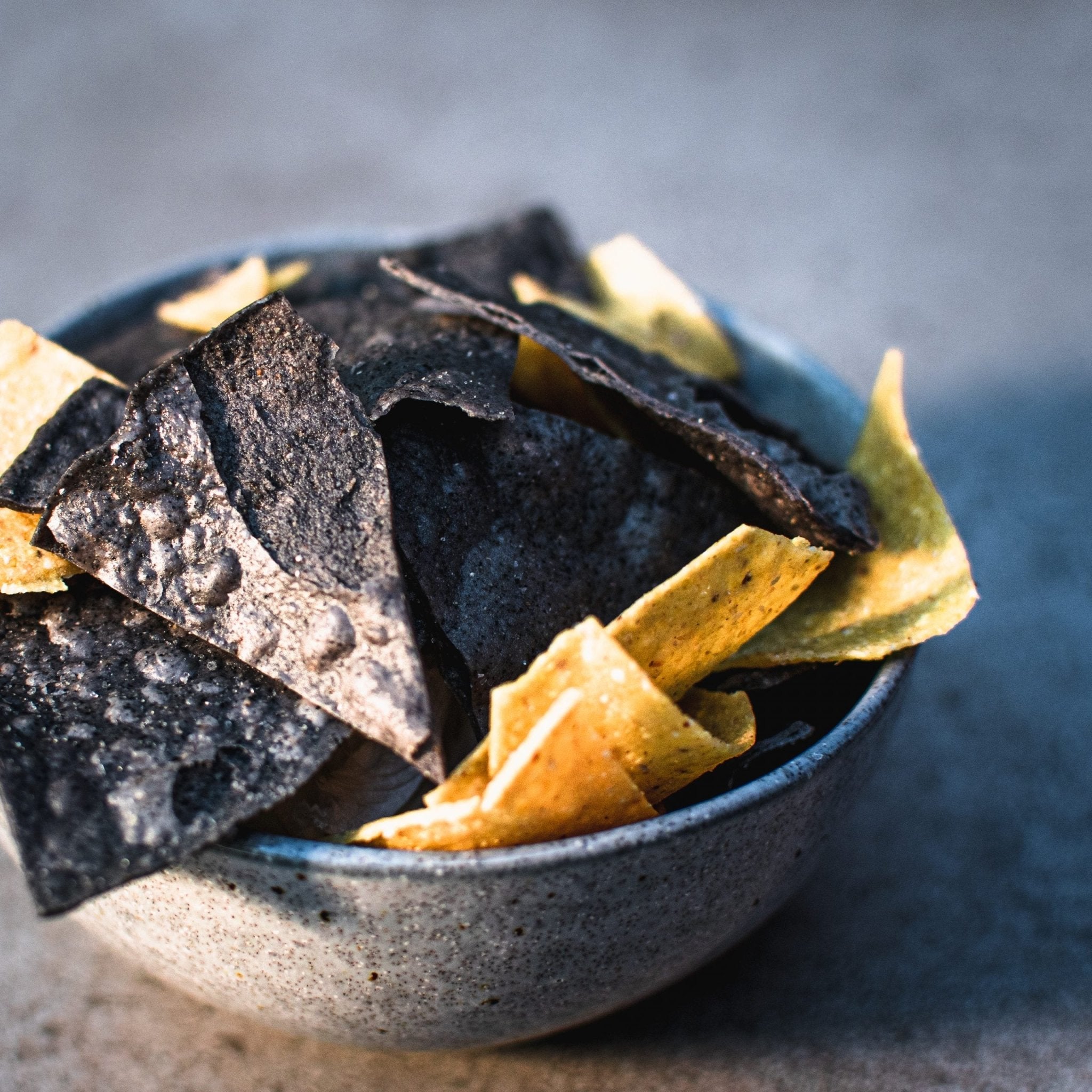 Schwarz/goldene Tortilla Chips - Wrapstars Catering