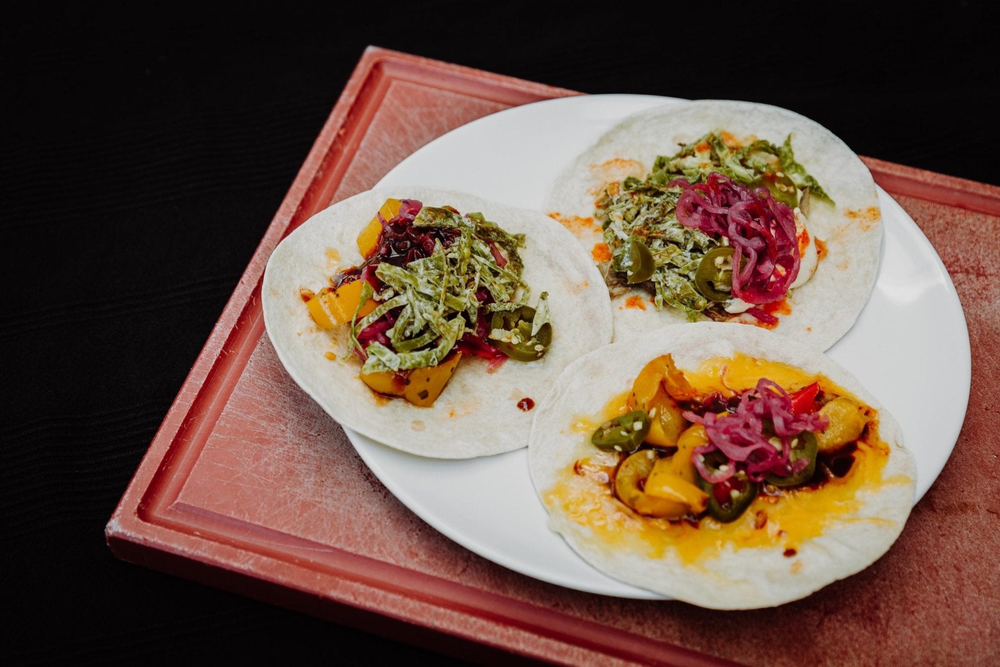 3 Tacos mit verschiedenen Toppings, wie Buttermilch Kohl, Pulled Pork oder Braised Beef