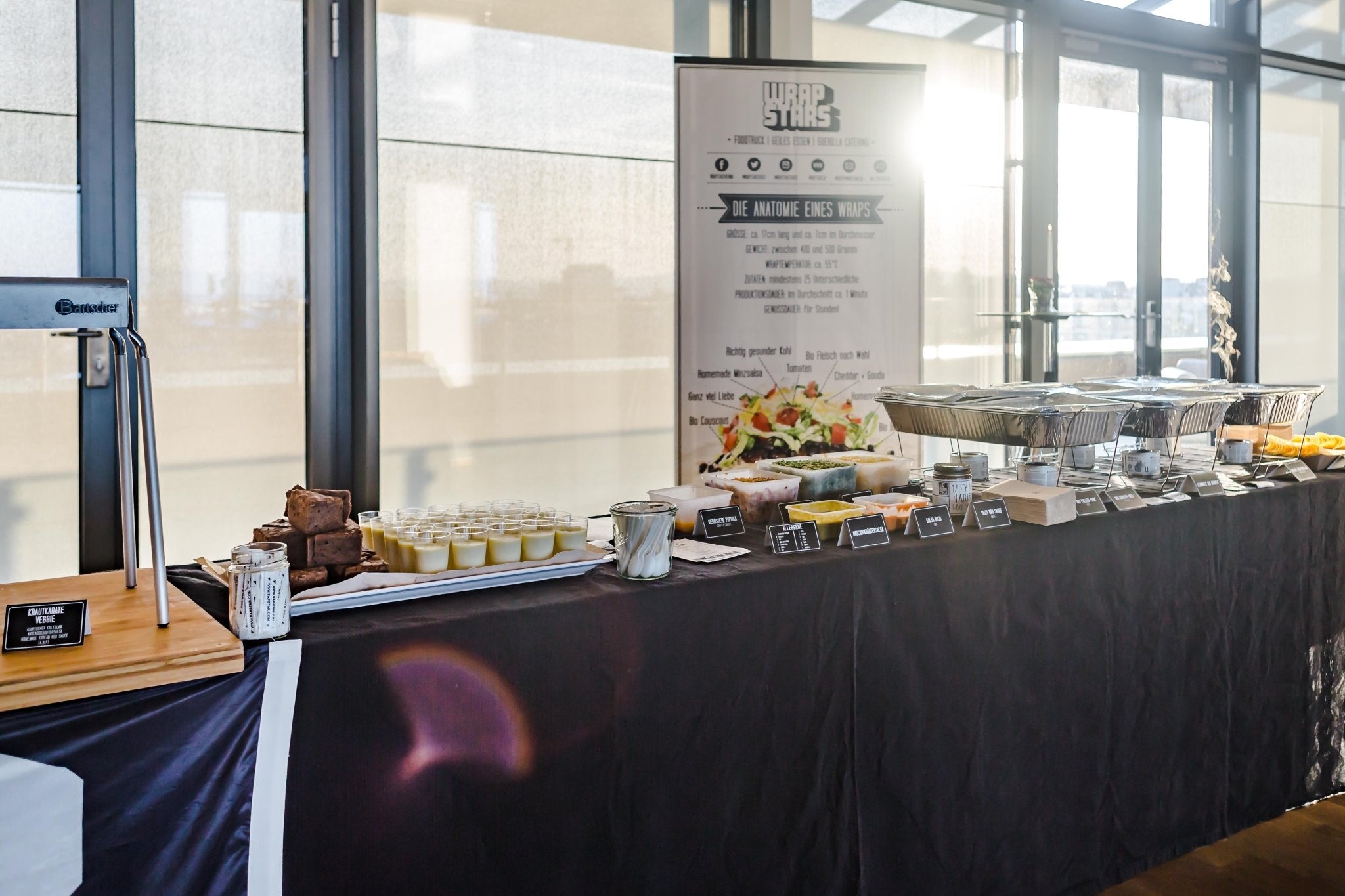 Taco Bar Aufbau von Wrapstars Catering mit Chafing Dishes, schön präsentiert inklusive Rollup und Branding.
