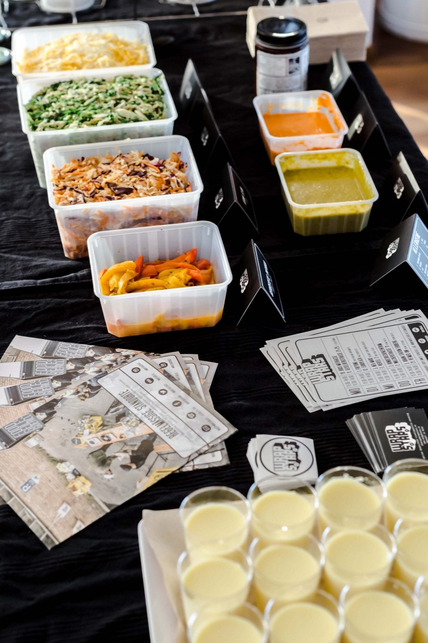 Nahaufnahme der Toppings einer Taco bar mit roasted Peppers, BBQ Sauce, Buttermilch Kohl uvm.