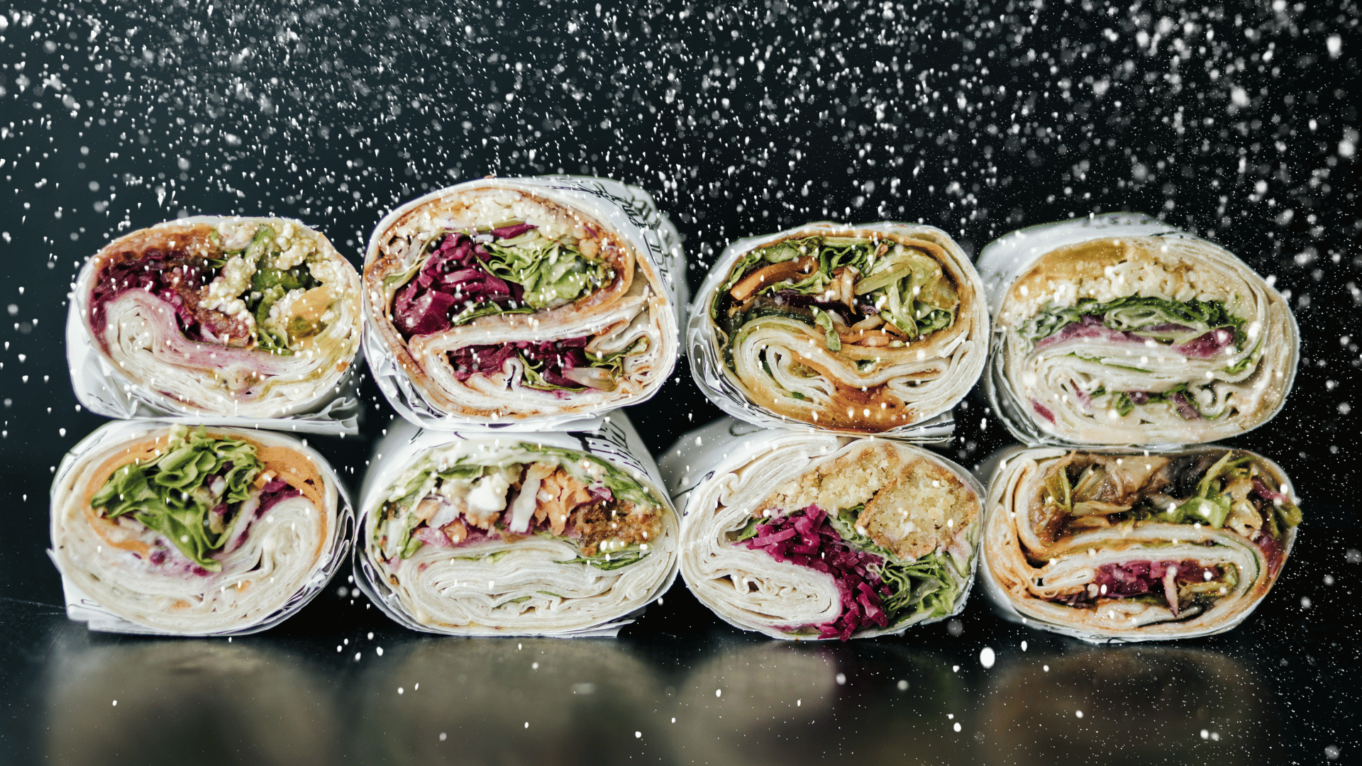 4 verschiedene Wraps aufgeschnitten und nebeneinander positioniert. Man sieht die frischen Zutaten - Wrapstars Catering