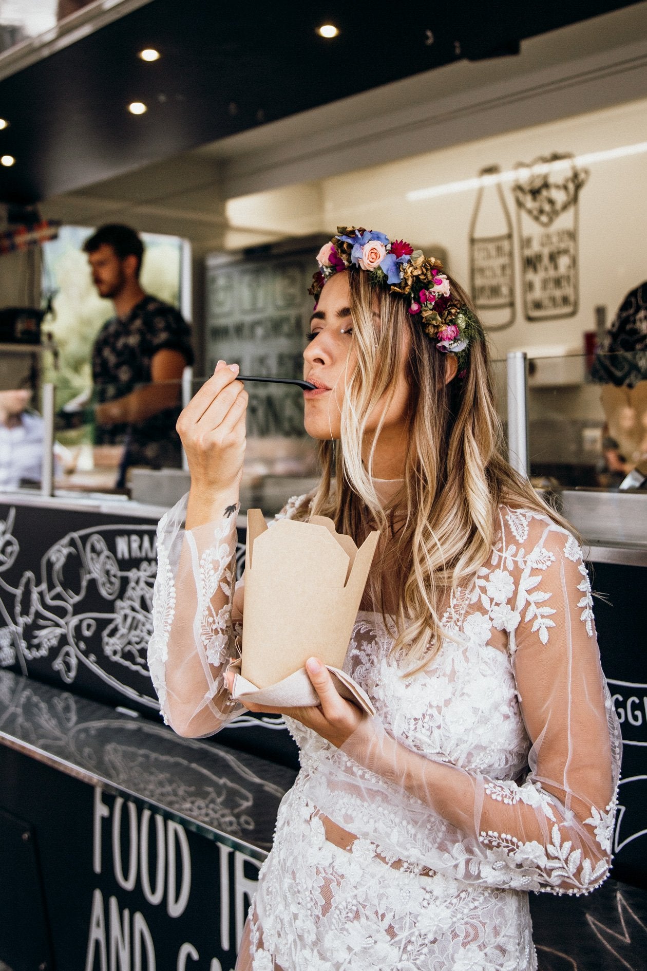 Eine Braut isst eine Burrito Box bei vor Wrapstars Food Truck bei ihrem Hochzeits Catering. 

Copyright: Pink Mango Wedding