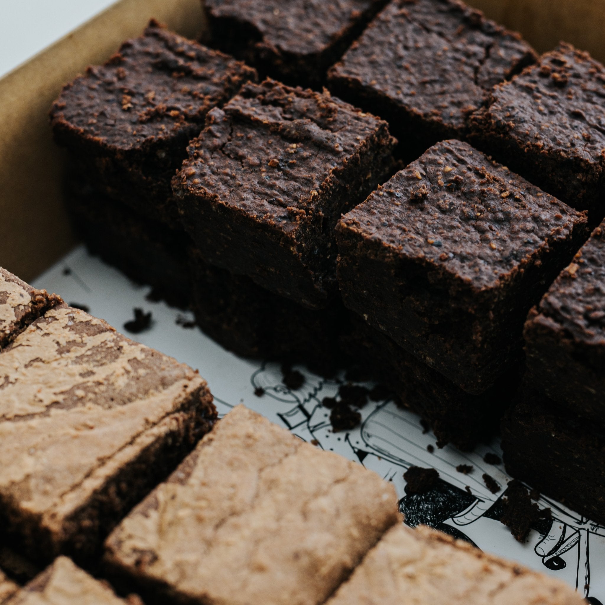 Nahaufnahme von Fudgy Brownies und veganen Brownies von Wrapstars
