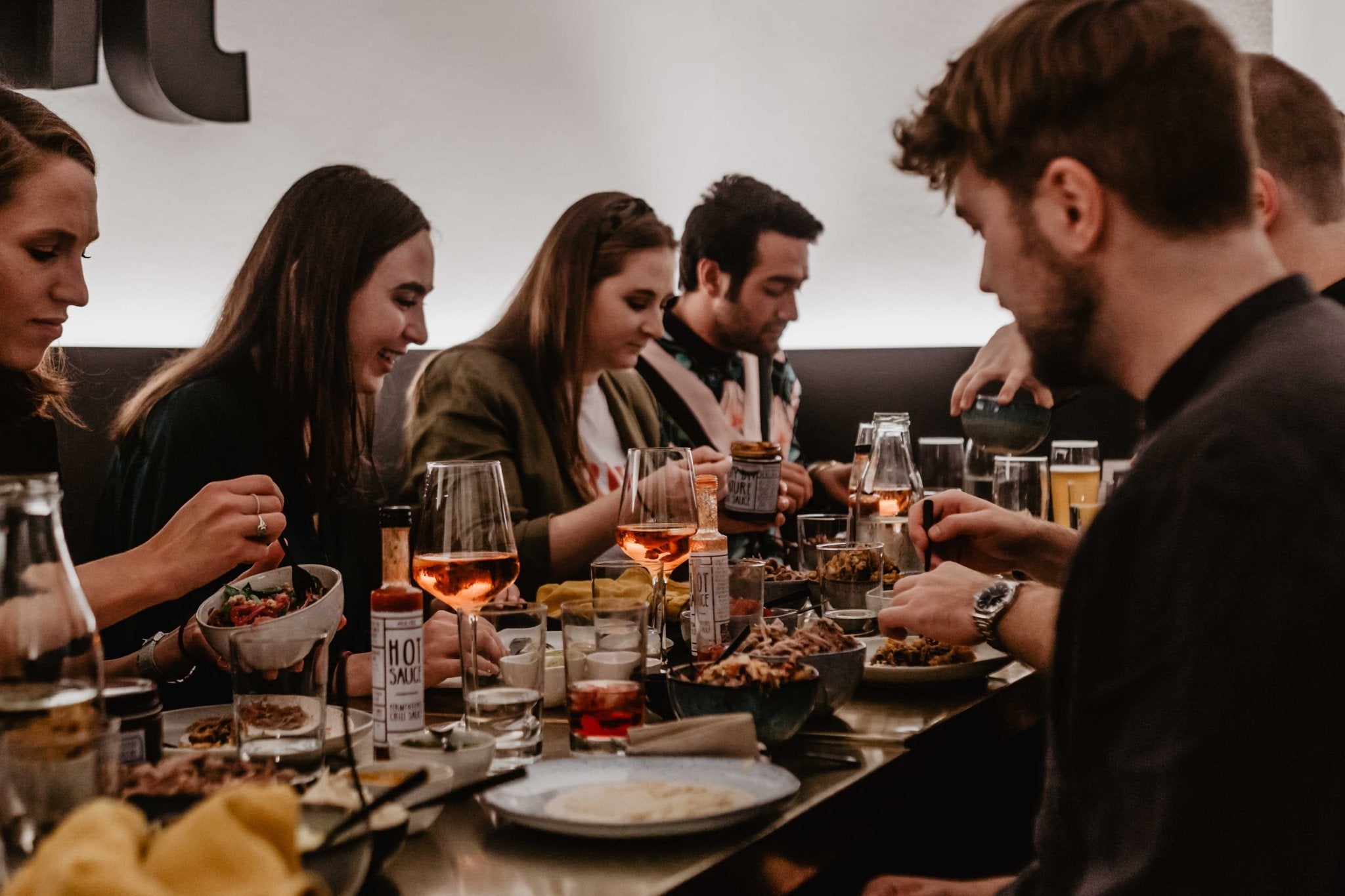Eine Gruppe junger Gäste genießt das Chef’s-Table-Erlebnis im Wrapstars Restaurant.