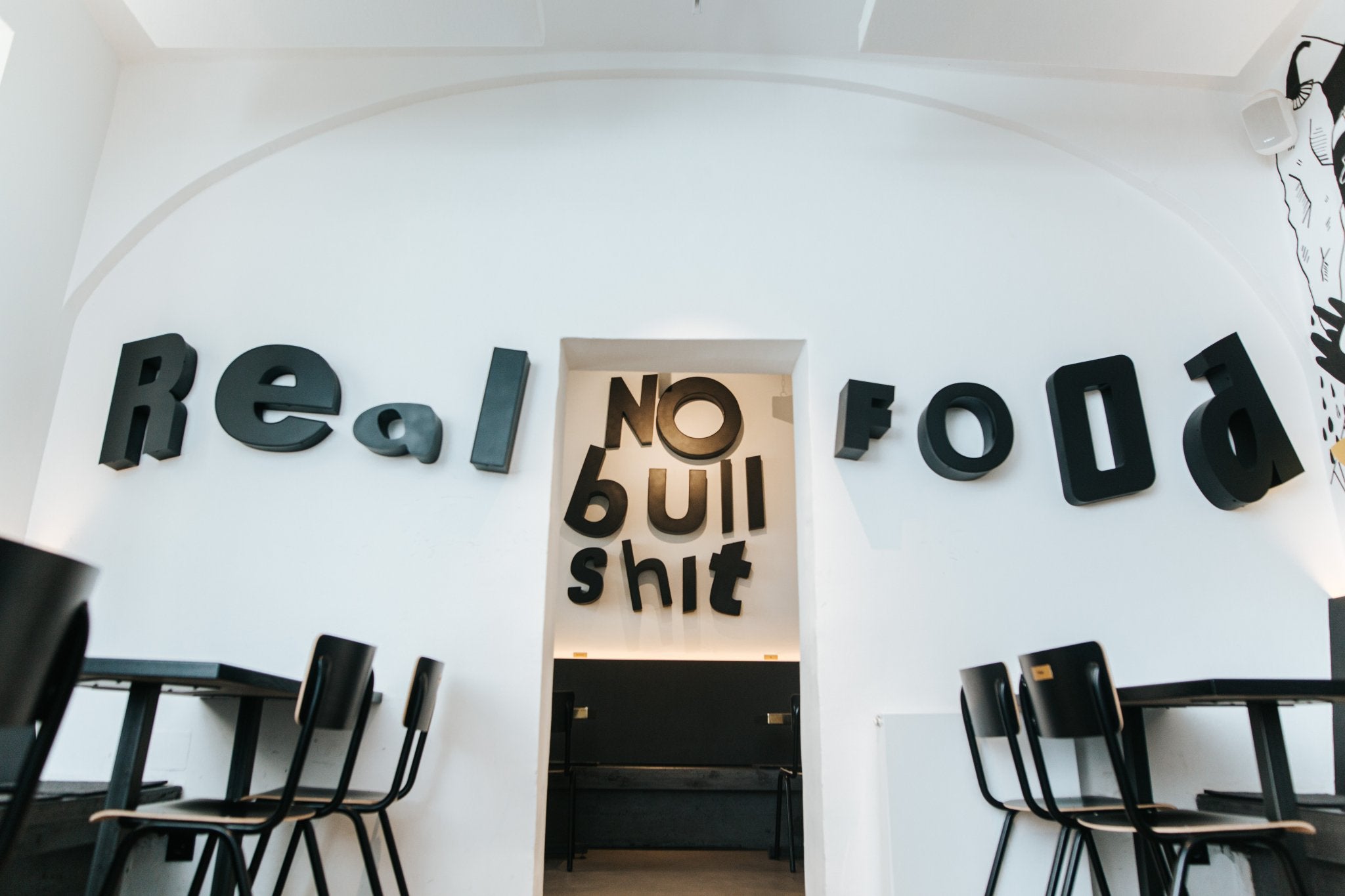 Rückwand im Wrapstars Restaurant mit dem Slogan 