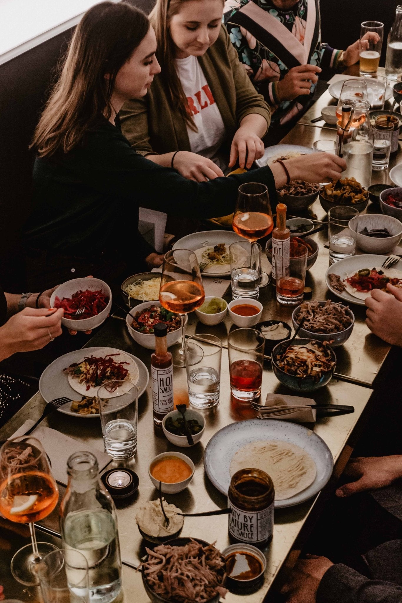 Eine Gruppe junger Gäste genießt das Chef’s-Table-Erlebnis im Wrapstars Restaurant.
