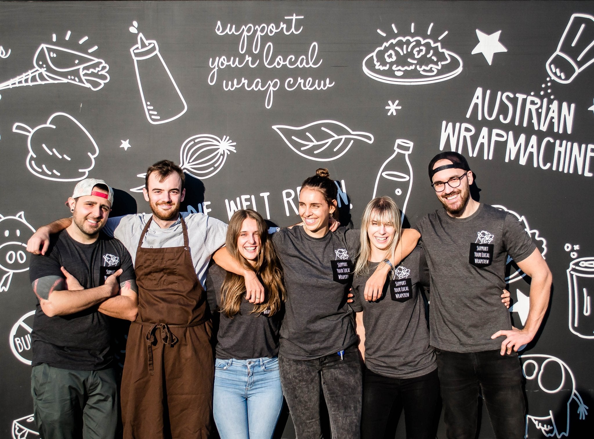 Ein Gruppenfoto der Gründer und einiger Mitarbeiter:innen von Wrapstars