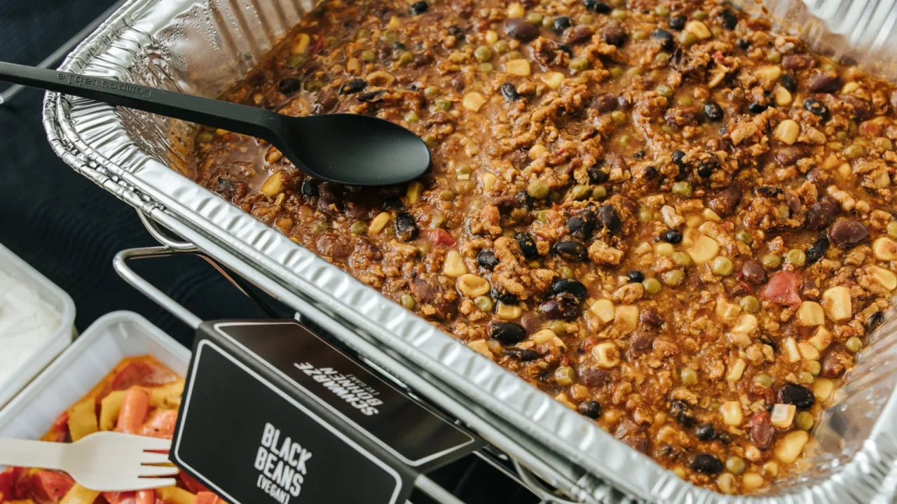 Eine Nahaufnahme eines Catering-Gerichts, gefüllt mit hausgemachtem Chili mit Bio-Rindfleisch.