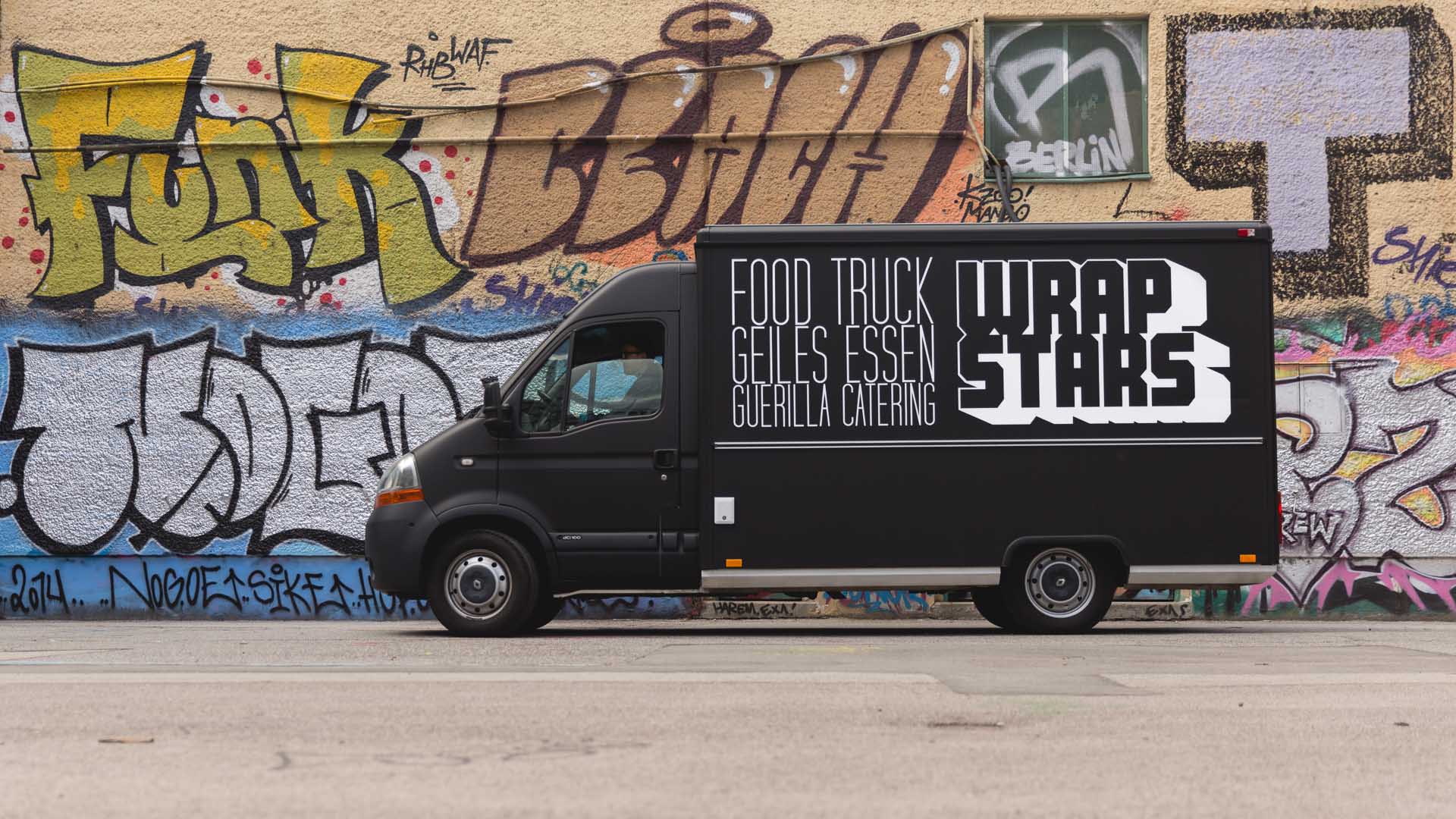 Seitliche Aufnahme vom Wrapstars Food Truck
