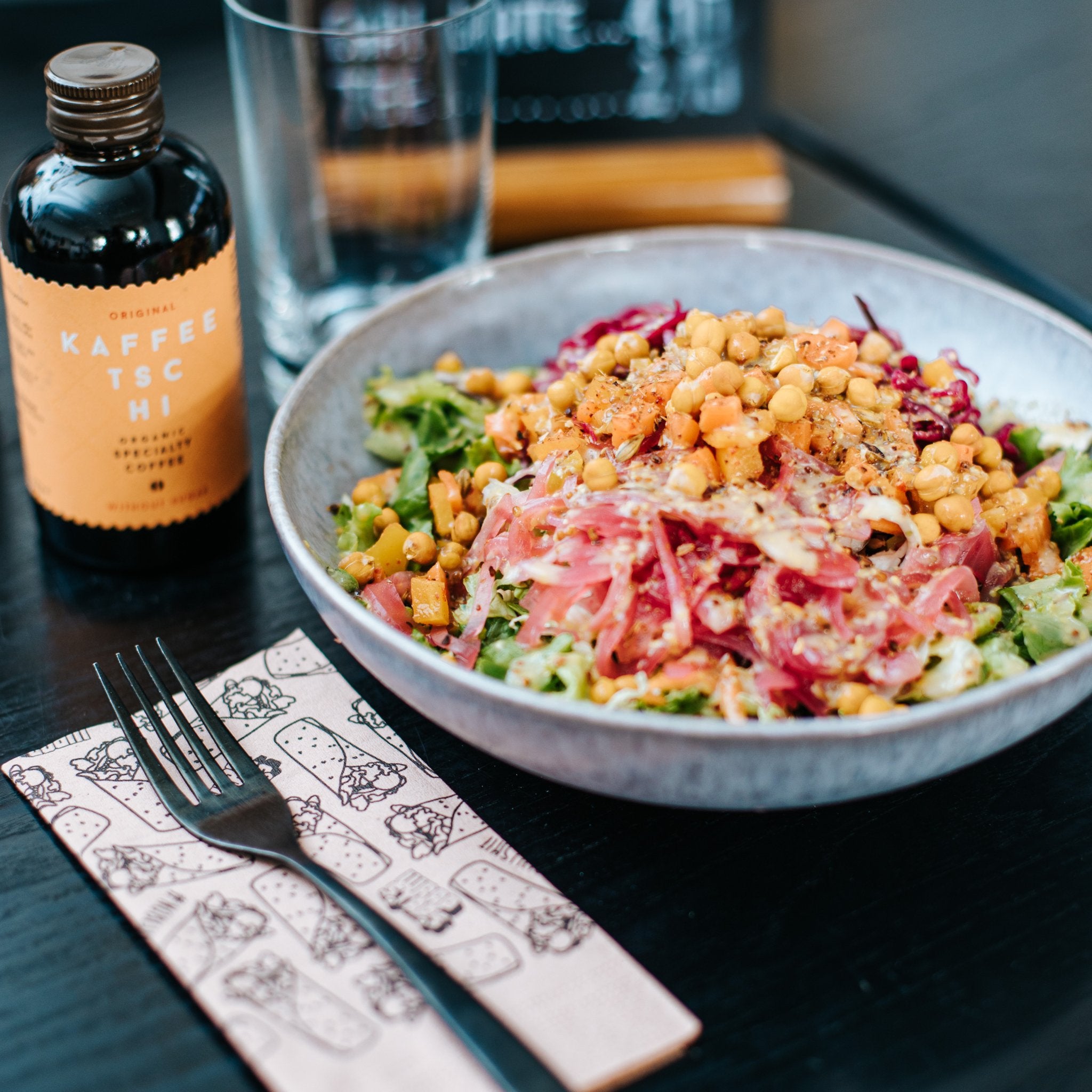 Nahaufnahme einer Burrito Bowl mit Reis, Salsa und einer Sauce und pickled Veggies und Toppings von Wrapstars Catering