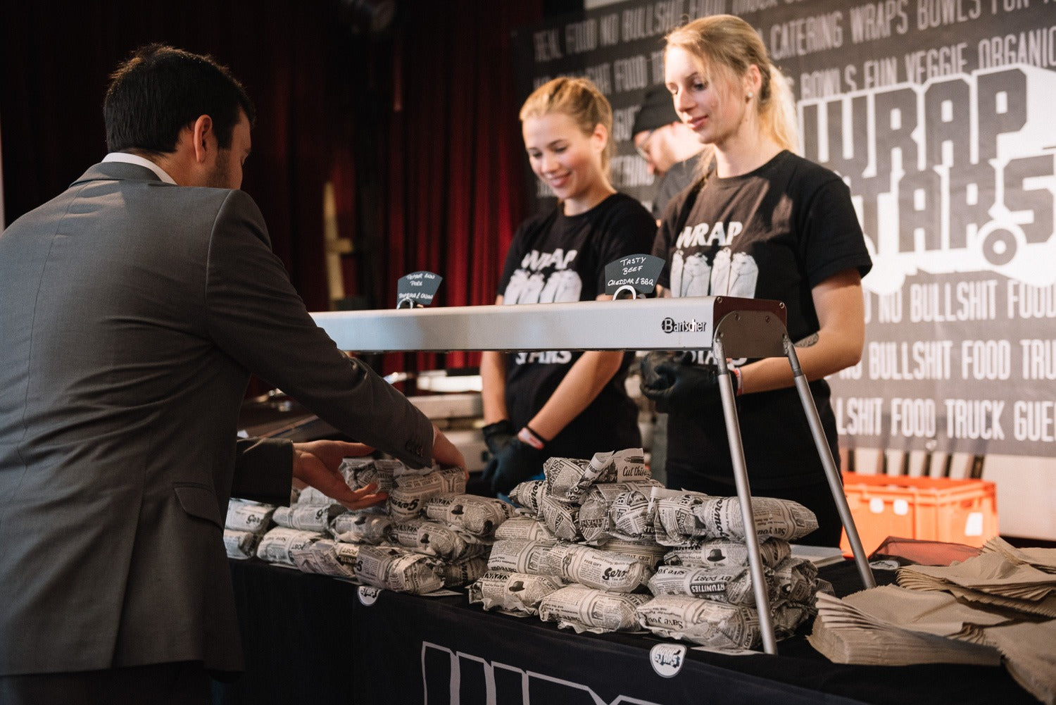 Wrapstars-Team beim Servieren von Gästen auf einem Catering-Event.