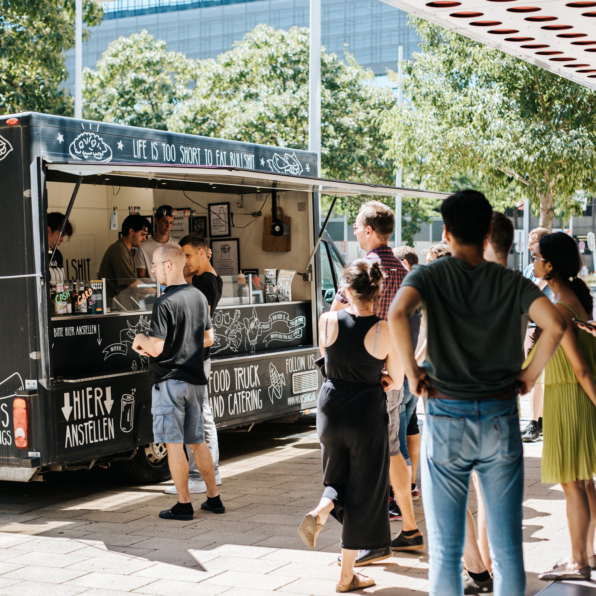 Gäste bestellen ihren Burrito bei einem Food Truck Catering von Wrapstars