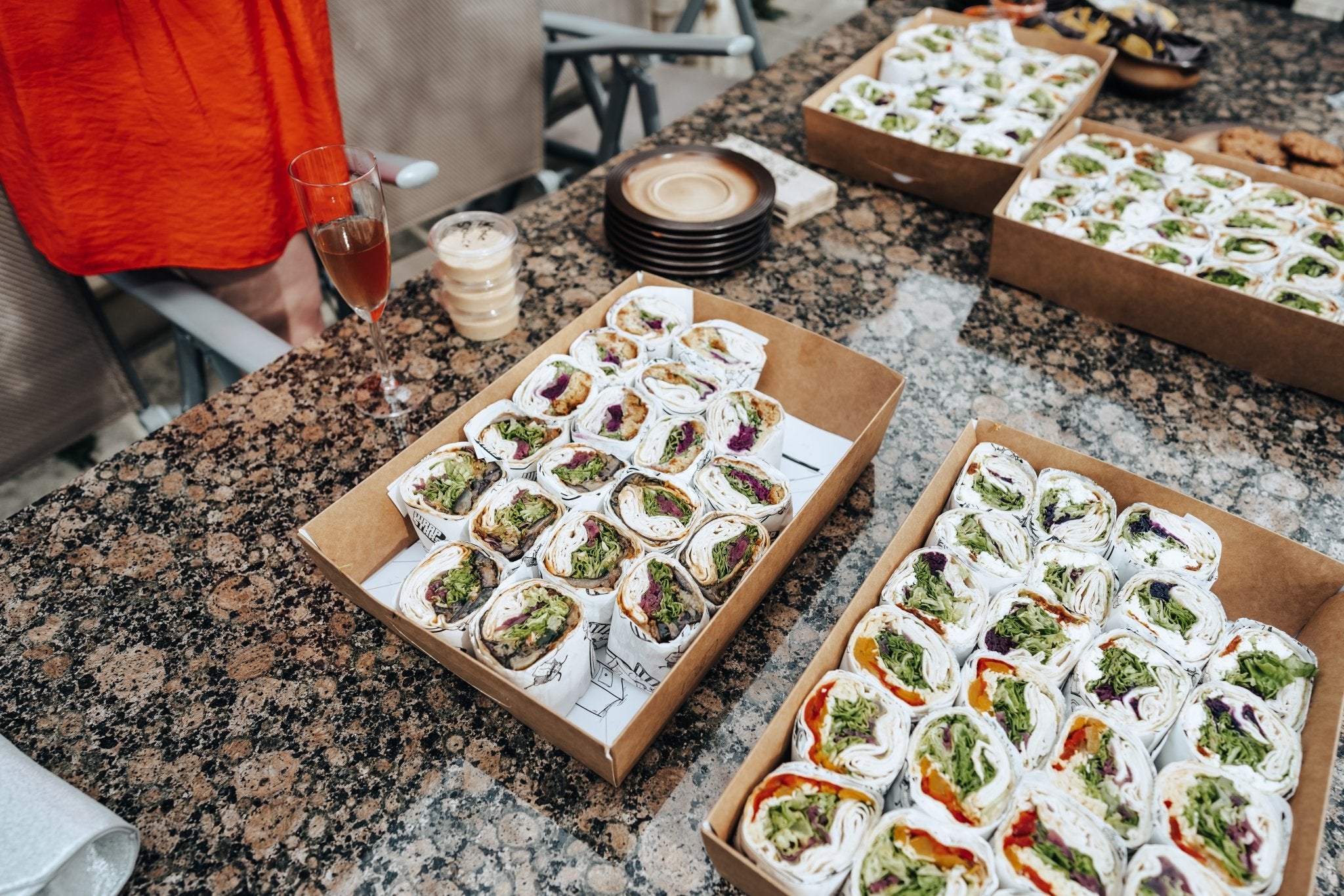 Wrapboxen mit frischen Wraps - schön angerichtet auf einem dekorierten Tisch für ein Catering.

Copyright: www.loview.si