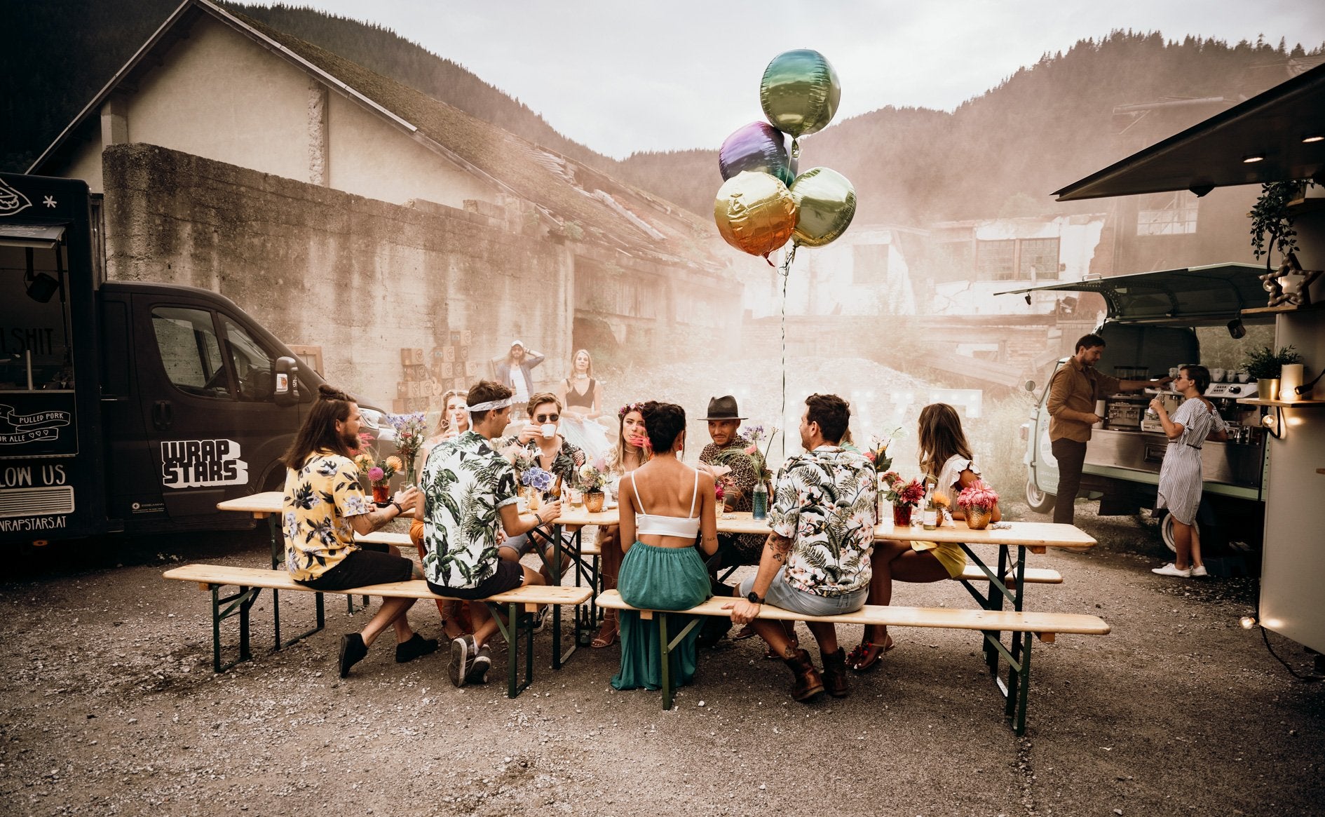 Hippes Hochzeitscatering mit Food Trucks und Heurigengarnitur und schönen Gästen. Copyright: Pink Mango Wedding